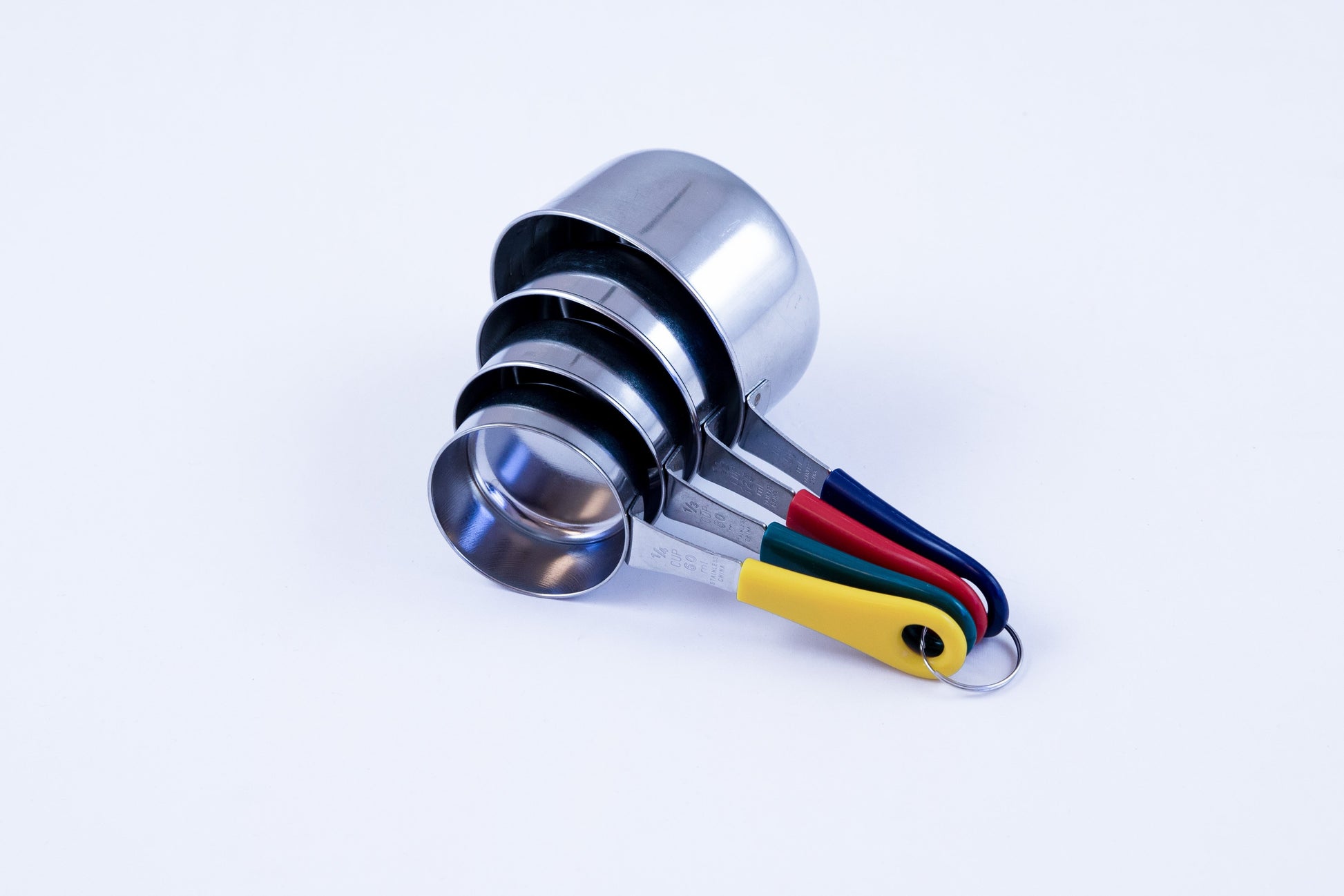 4 metal mesuring cups with different colored handles